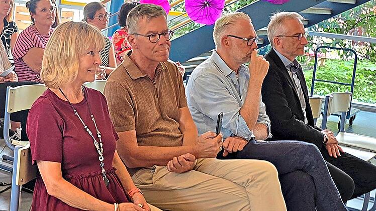 Von links: Rosi Wagner, ihr Ehemann Stefan Wagner, Schulamtsdirektor Frank Ditschies und B&uuml;rgermeister Alexander Schulz beobachten interessiert das Geschehen auf der B&uuml;hne.Johanna Blum