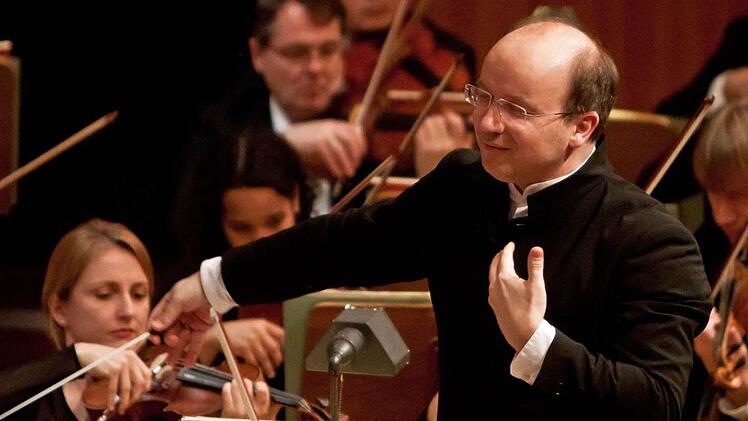 Souveräner Dirigent: Coburgs Generalmusikdirektor Roland Kluttig leitet das Philharmonische Orchester.