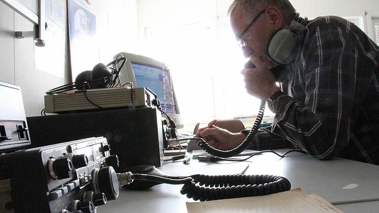 Reinhold Wittmann ist Vorsitzender des Amateurfunk-Ortsverbandes Höchstadt. Funklöcher umschiffen manche Funker, indem sie den Mond als Reflektor nutzen.  Foto: Christian Bauriedel