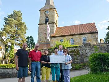 Spendenübergabe von 750 Euro an die evangelische Kirchenverwaltung Burkersdorf. Von links, Hermann Müller (Vorsitzender FF), Volker Wündisch (Vorsitzender Garten- und Naturfreunde), Monika Putz (Kommandant FF), Irene Münch- Vogel (Garten- und Naturfreunde), Pfarrer Reinhold König, Renate Ammon (Vertrauensfrau der evangelisch-lutherischen Kirchengemeinde).  Foto: Karl-Heinz Hofmann