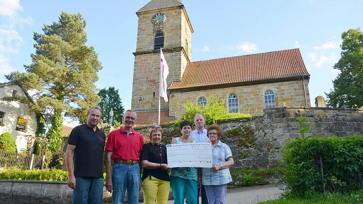 Spendenübergabe von 750 Euro an die evangelische Kirchenverwaltung Burkersdorf. Von links, Hermann Müller (Vorsitzender FF), Volker Wündisch (Vorsitzender Garten- und Naturfreunde), Monika Putz (Kommandant FF), Irene Münch- Vogel (Garten- und Naturfreunde), Pfarrer Reinhold König, Renate Ammon (Vertrauensfrau der evangelisch-lutherischen Kirchengemeinde).  Foto: Karl-Heinz Hofmann