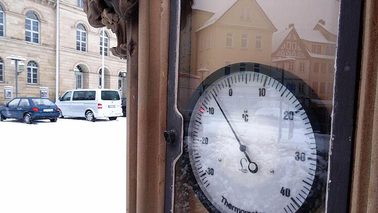 Winterimpressionen aus Coburg: Fünf Grad Minus zeigt die Wettersäule am SchlossplatzFoto: Jochen Berger