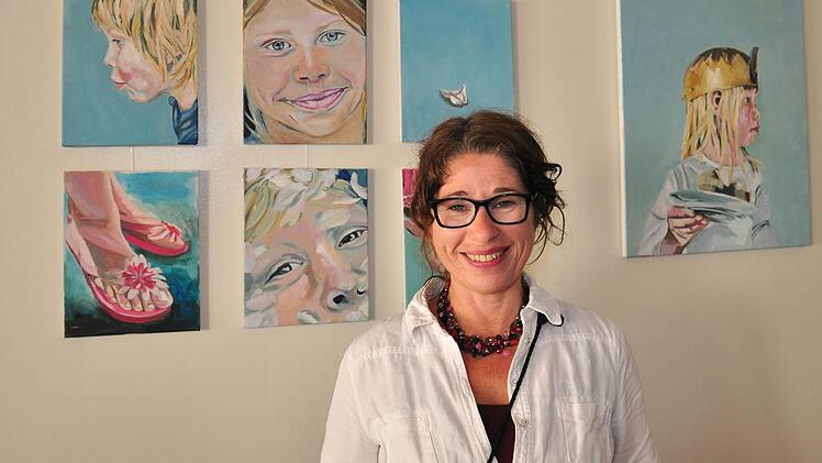 Die Künstlerin und Kunsttherapeutin Constanze Steickardt zeigt bis 15. August einige ihrer Arbeiten im Café "Susi & Strolch".  Foto: Ulrike Langer