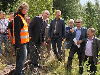 Exkursion zur Schiene: Der Gemeinderat Zeitlofs verlieh der Forderung nach einer zügigen Straßensanierung Nachdruck. Foto: Ulrike Müller