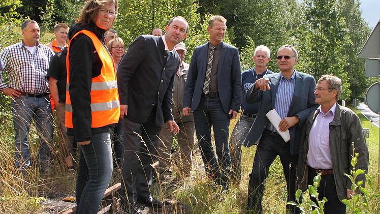 Exkursion zur Schiene: Der Gemeinderat Zeitlofs verlieh der Forderung nach einer zügigen Straßensanierung Nachdruck. Foto: Ulrike Müller