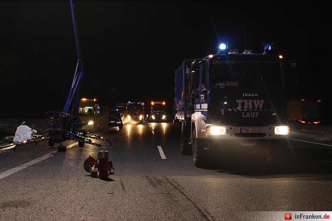 Gemüse-Sattelzug kippt auf A9 um