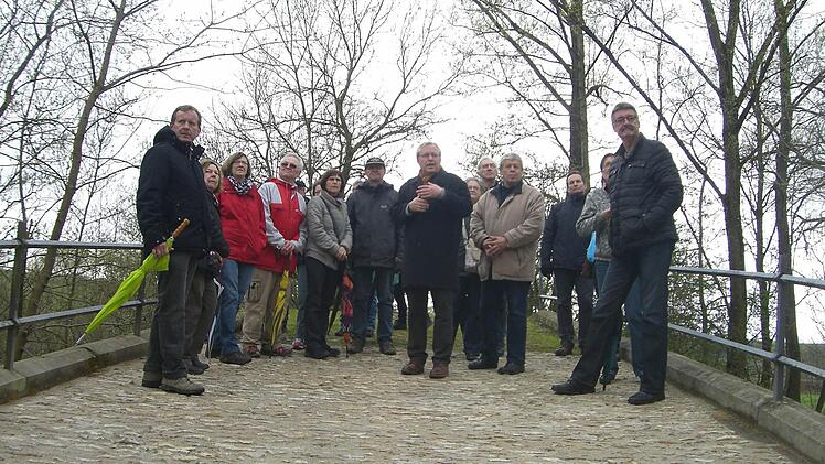 Reinhard Stelzer (Mitte), Ausschussmitglied des Förderkreises, zeigte den Leserinnen und Lesern die historische Bogenbrücke. Foto: Alexander Müller