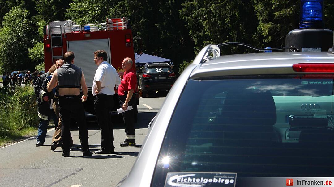 Motorradfahrer stuerzt und rutscht in Gegenverkehr - Biker verstirbt noch am Unfallort