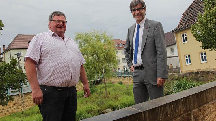 Kreishandwerksmeister Mathias S&ouml;llner (links) und HWK-Hauptgesch&auml;ftsf&uuml;hrer Thomas Koller stellten dem Fr&auml;nkischen Tag die neusten Entwicklungen im oberfr&auml;nkischen Handwerk vor.  Foto: Maximilian Glas