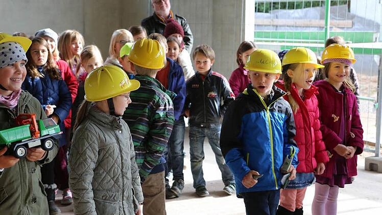 Ein kleines Gedicht trugen die Grundschüler vor, bevor dann alle gemeinsam "Wer will lustige Handwerker sehen" sangen.  Fotos: Barbara Herbst
