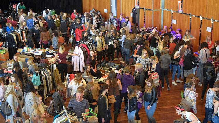 Großer Andrang: Da hat sich doch beim Mädelsflohmarkt glatt der eine oder andere Mann eingeschlichen.  Foto: Daniela Pondelicek