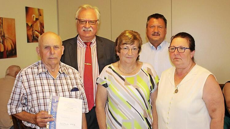 Bei der Ehrung (von links): Jubilar Peter B&auml;r, VdK-Kreisvorsitzender Karl-Heinz Bauer, Ortsvorsitzende Lydia Brunhofer, B&uuml;rgermeister Stefan Himpel und die neue Zweite Vorsitzende Gertrud Faltermeier  Foto: Hupfer