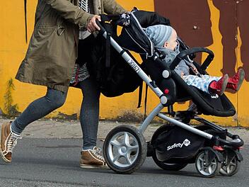 Am Montag um kurz nach 19 Uhr kam es in der Neumühle zu einem Verkehrsunfall unter Beteiligung eines Radfahrers und einer Mutter mit Kinderwagen. Symbolfoto: Julian Stratenschulte, dpa