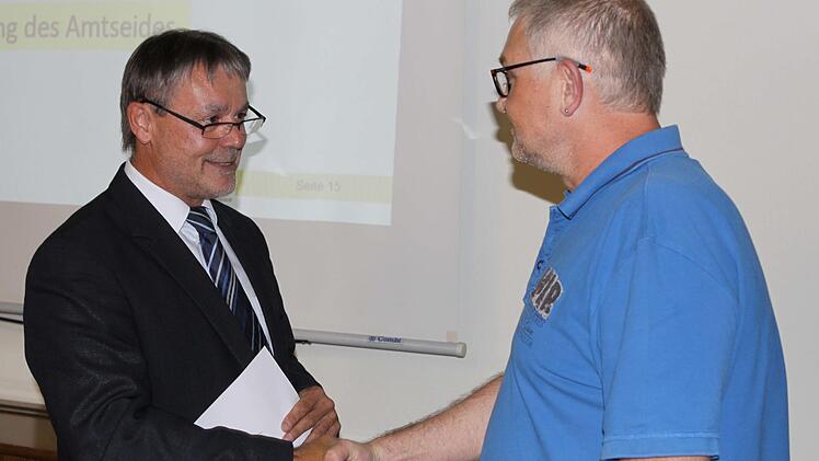 Der neue Gemeinderat Robert Unglaub wurde in der Gemeinderatssitzung am Dienstag in Steinwiesen von Bürgermeister Gerhard Wunder vereidigt.  Foto: Michael Wunder
