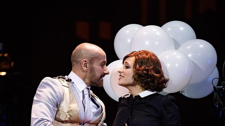 Turbulent und unterhaltsam: Szene aus Eduard Künnekes Operette "Der Vetter aus Dingsda" am Landestheater Coburg.Foto: Sebastian Buff
