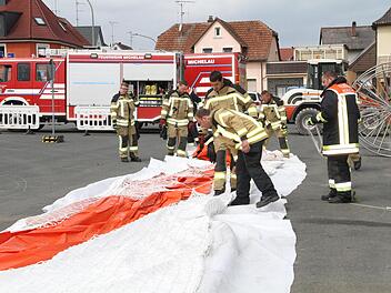 Ein Einsatz der Feuerwehr verhinderte eine Inbetriebnahme des mobilen Schlauchdeichs.  Foto: Gerda Völk