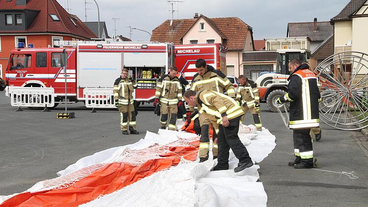 Ein Einsatz der Feuerwehr verhinderte eine Inbetriebnahme des mobilen Schlauchdeichs.  Foto: Gerda Völk
