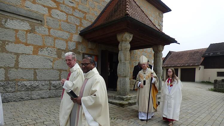 Nach dem Festgottesdienst auf dem Weg zum Empfang mit Ausstellung  zur Kirchenhistorie    Foto: Thomas Weichert