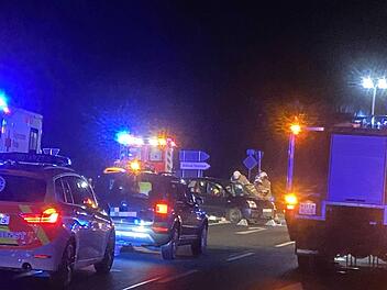 Bei einem Unfall auf der B22 wurde eine 47-J&auml;hrige in ihr Auto eingeklemmt.  Die Frau und eine 19-J&auml;hrige mussten ins Krankenhaus. Foto: NEWS5 / Holzheimer