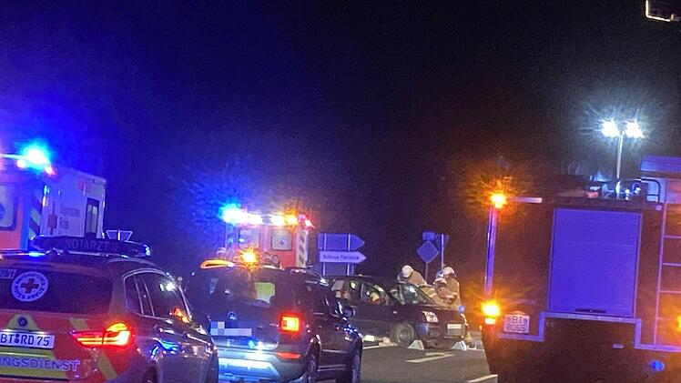 Bei einem Unfall auf der B22 wurde eine 47-Jährige in ihr Auto eingeklemmt.  Die Frau und eine 19-Jährige mussten ins Krankenhaus. Foto: NEWS5 / Holzheimer