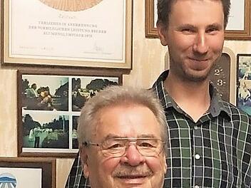 Gernot Bernhardt wurde zum Ehrenmitglied des OGV Rohrbach ernannt; mit auf dem Bild ist stellvertretender Vorsitzender Michael Herr. Foto: Alexandra Kemnitzer