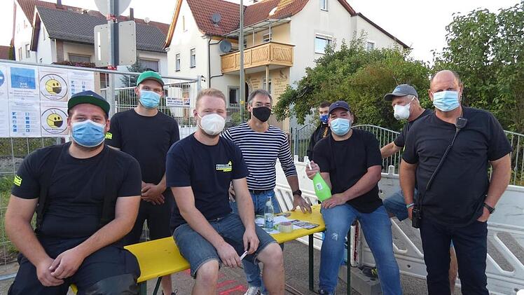 Die Feuerwehr Kirchaich richtete das Event aus. Die Helfer auf dem Foto sorgten  für einen reibungslosen Zugang zum Festgelände.