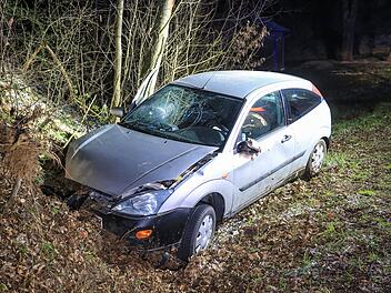 In Burgkunststadt baute ein Autofahrer unter Alkoholeinfluss einen Unfall. Das Auto konnte nicht mehr weiterfahren.