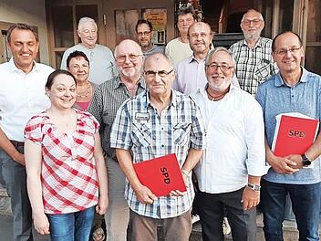 Ehrungen und Neuwahlen gab es beim neu fusionierten SPD-Ortsverein Weißenbrunn-Thonberg-Hummendorf (v. l.): Bürgermeister Jörg Neubauer, Unterbezirksgeschäftsführerin Isabel Zosig, Dritte Bürgermeisterin Ruth Tölg, der frühere Thonberger Vorsitzen...