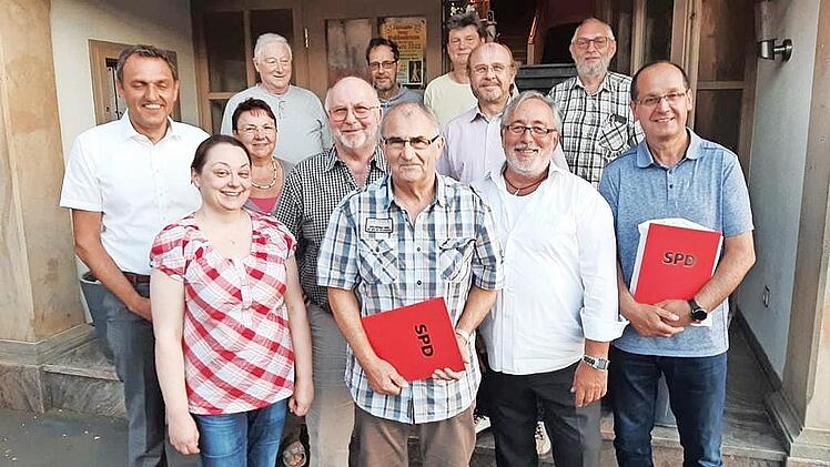 Ehrungen und Neuwahlen gab es beim neu fusionierten SPD-Ortsverein Weißenbrunn-Thonberg-Hummendorf (v. l.): Bürgermeister Jörg Neubauer, Unterbezirksgeschäftsführerin Isabel Zosig, Dritte Bürgermeisterin Ruth Tölg, der frühere Thonberger Vorsitzen...