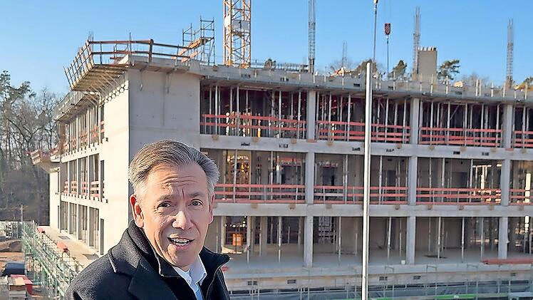 Landrat Alexander Tritthart besichtigt den Baufortschritt.