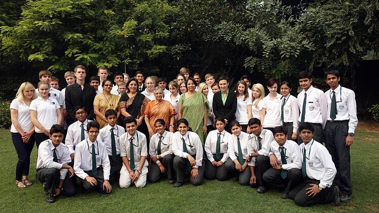Ein Foto fürs Erinnerungsalbum. Die Schüler aus Ebern und ihre Gastgeber umringen die Ministerpräsidentin (orangefarbener Sari).