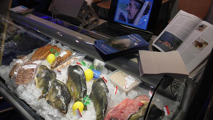 Karpfen auf Eis am Messestand in Berlin. Foto: Andreas Dorsch
