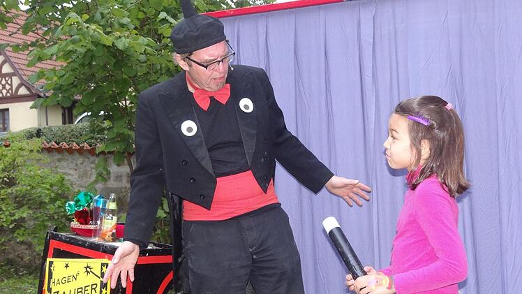 Simsalabim im Wolzngarten: Außerordentlich vielfältig gestaltet der Bürgerverein Ebern das Programm der Museumsnacht besonders für Kindern. Da durfte auch der Zauberer Jörn Hagen nicht fehlen. Amina assistierte bei seinen Zauberkünsten. Foto: Johanna Eckert