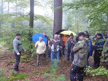 Am Waldbegang in Motten, den die Forstliche Fachkraft Peter Bittermann und Revierleiter Utz Flieger (links) starteten, nahmen rund 25 Waldbesitzer teil.  Foto: Peter Bittermann