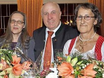 Der scheidende Geschäftsführer Gerhard Müller ehrte seine engsten Mitarbeiterinnen Rosi Müller (rechts) für 40-jährige und Heidi Genk für 30-jährige Treue zum Landwirtschaftlichen Buchführungsdienst (LBD) und zur BERATA-Steuerberatungsgesellschaft. Foto: Dieter Hübner