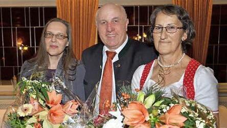 Der scheidende Geschäftsführer Gerhard Müller ehrte seine engsten Mitarbeiterinnen Rosi Müller (rechts) für 40-jährige und Heidi Genk für 30-jährige Treue zum Landwirtschaftlichen Buchführungsdienst (LBD) und zur BERATA-Steuerberatungsgesellschaft. Foto: Dieter Hübner
