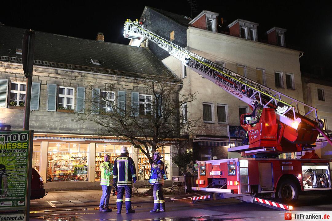 Schwelbrand an Hausfassade löst Feuerwehreinsatz in Forchheim aus