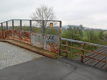 Die Brücke über die Bahntrasse bei Reundorf wurde vor 80 Jahren erbaut; sie ist eine der wenigen Brückenbauwerke im Lichtenfelser Stadtgebiet, die sanierungsbedürftig sind. Foto: Matthias Einwag