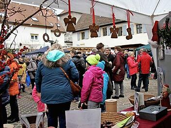 Die kleine Budenstadt im Pfarrhof hatte zahlreiche Besucher. Foto: Richard S&auml;nger