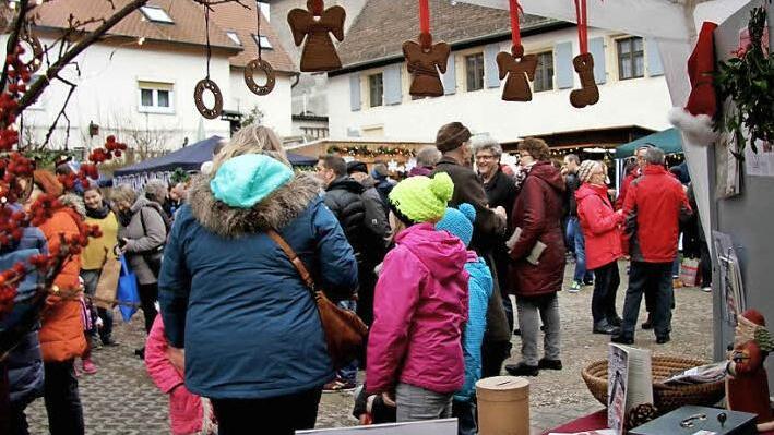 Die kleine Budenstadt im Pfarrhof hatte zahlreiche Besucher. Foto: Richard S&auml;nger