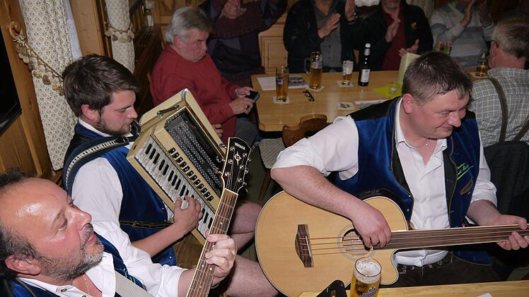 A echte Gaudi: das Wirtshaussingen in Ebersdorf bei Coburg. Foto: Berthold Köhler