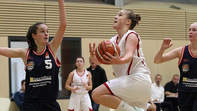 Reboundstark zeigte sich Sarah Spiegel (l.) zum Saisonauftakt im Bamberger WNBL-Trikot. Hier versucht sie, im Duell mit der Rh&ouml;ndorferin Mira Eulering zum Korberfolg zu kommen. Fotos: sportpress
