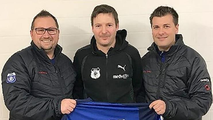 Etzelskirchens Abteilungsleiter Andreas Dennerl&ouml;hr (Mi.) pr&auml;sentiert mit Daniel Dotterweich (re.) einen neuen Trainer f&uuml;r die Reserve und verl&auml;ngerte den Vertrag mit "Erste"-Coach Gerald G&ouml;tz (li.).  Foto: privat