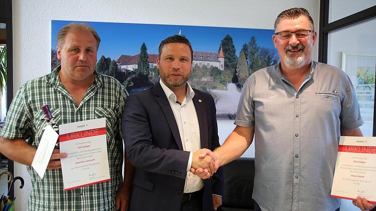 Für ihren wiederholten Einsatz als Blutspender wurden zu Beginn der Ahorner Gemeinderatssitzung zwei Bürger mit Ehrennadeln und Urkunden des BSD sowie Präsenten durch Bürgermeister Martin Finzel (Mitte) geehrt: Horst Hanff (Ziegelhütte, rechts) brachte es auf beachtliche 150 Mal, Joachim Janusch (Schorkendorf) auf 125 Mal. Finzel dankte beiden Blutspendern für ihren freiwilligen wie unentgeltlichen Einsatz und betonte dessen Bedeutung für den Erhalt von Leben. Foto: Bettina KnauthFoto: Bettin...