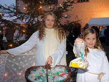 Das Christkind heißt Sophie und kommt aus Waizenbach. Zusammen mit ihrem Engel Helena verteilte Sophie kleine Überraschungen aus dem Geschenkkorb.  Foto: Gerd Schaar