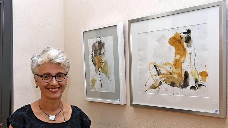 Die beiden Künstler Janna Liebender Folz aus Königsberg/Haßfurt (im Bild) und Elias Wolff aus Königsberg zeigen ihre Werke im kleinen Saal der Haßfurter Stadthalle. Des Weiteren stellen Gymnasialschüler von Janna Liebender-Folz ihre Bilder aus.  Fotos: Ulrike Langer