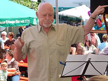 In der Rolle kennen ihn viele: Mensching dirigiert. Hier im Mai 2007 die Ina-Bigband. Roland Meister (Archiv)