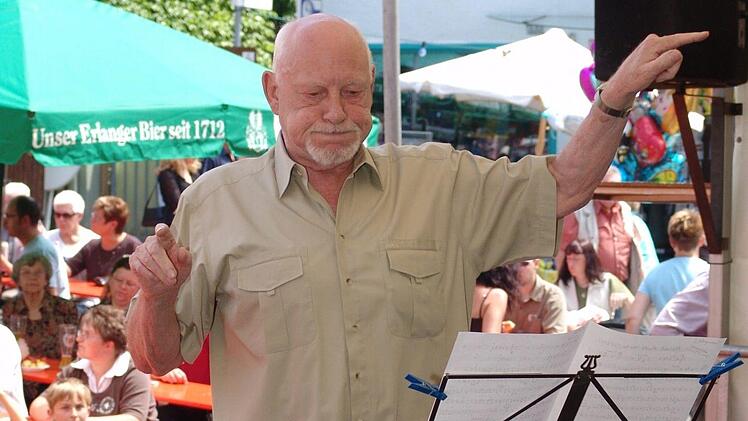 In der Rolle kennen ihn viele: Mensching dirigiert. Hier im Mai 2007 die Ina-Bigband. Roland Meister (Archiv)