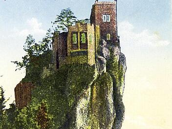 Die Postkarte zeigt eine Ansicht des Schlosses etwa aus dem Jahre 1920. Hinter dem sechseckigen Bau im Vordergrund entstand ein sieben Meter hoher Turm (Bildhintergrund) Repro: löw
