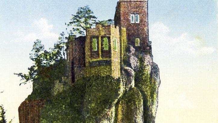 Die Postkarte zeigt eine Ansicht des Schlosses etwa aus dem Jahre 1920. Hinter dem sechseckigen Bau im Vordergrund entstand ein sieben Meter hoher Turm (Bildhintergrund) Repro: löw
